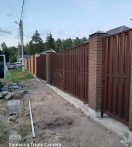 Забор с кирпичными столбами цена с установкой