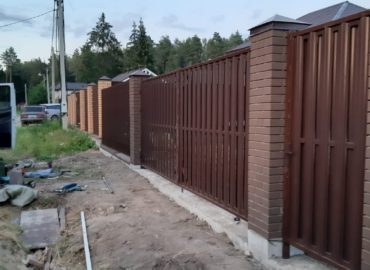 Забор с кирпичными столбами и откатными воротами
